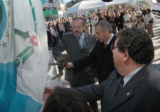 Izamiento de los pabellones provincial y nacional. (FOTO: Gaby Oyarzo)