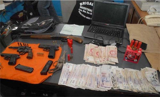 Armas de fuego y dinero en efectivo, parte de lo secuestrado (AR).