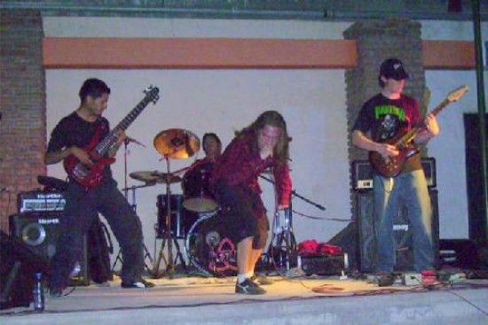 La banda se identifica con el metal alternativo, conjugando varios matices sonoros. 