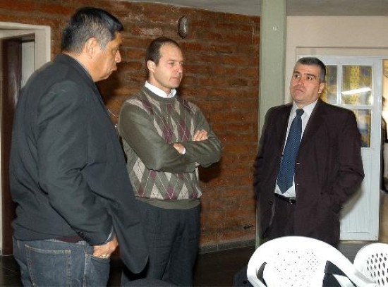 Rapimán, su abogado y Elizondo, durante la audiencia realizada en Valcheta la semana pasada. 