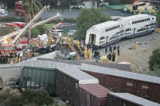 Por lo menos 12 personas murieron debido al choque de un tren de pasajeros de Metrolink con un tren de carga en el Valle de San Fernando. (FOTO: AP)