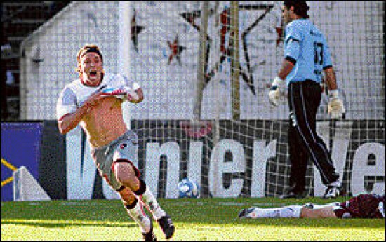 Canto al gol. Diego Torres celebra su conversión, la del triunfo "leproso".