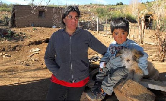 Beatriz y su hijo Sanzn viven en un paraje detenido en el tiempo. El nio perdi un dedo.