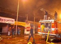 La operación de lucha contra las llamas involucró a 80 bomberos, más Policía, personal de Tránsito, Defensa Civil municipal y Provincial y camiones cisternas municipales.
