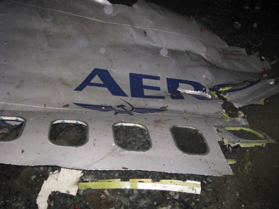 Un trozo del fuselaje del avión accidentado anoche en Rusia.