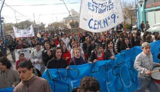La Delegación del CPE en Roca fue el epicentro de la protesta estudiantil.