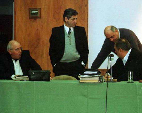 Un momento del juicio, realizado en el 2004 en Viedma. Edgar Massaccesi, de pie, dialoga con Ricciardulli, Rodríguez y Pedro Traballoni. 
