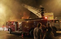 El incendio de 60 locales en el bajo neuquino reactualizó las deficiencias en el equipamiento de los bomberos.