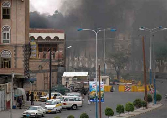 El atentado con choche bomba perpetrado en Saná, la capital yemení, habría causado la muerte de al menos 12 personas. (Foto: AP)