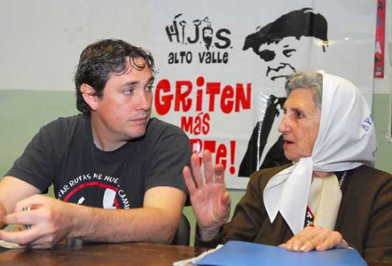 Gervasio Daz (HIJOS) junto a Lolin Rigoni. (Foto: Leonardo Petricio-AN).