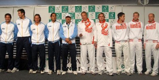 Juntitos, todos juntitos. Argentinos y rusos se respetan y prometen muchas emociones en Buenos Aires. Los criollos quieren revancha y tienen equipo para pasar a la final de la Davis. "No te preocupes, Argentina pasa a la final", tiró Del Potro. Hoy, ante Davydenko. "Luli" Mancini no da pistas sobre el dobles. Todo depende de hoy.