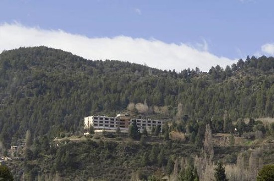 Uno de los sospechosos fue detenido cuando arrojaba parte del botín e intentaba huir por el cerro rumbo al Hotel Sol de los Andes.