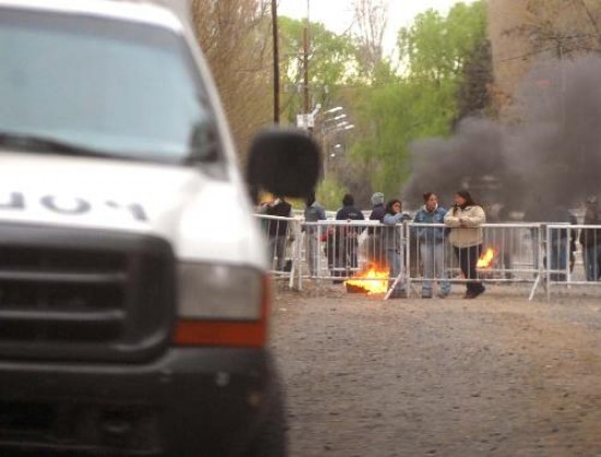 La valla colocada sobre la calle provoc un verdadero sitio, porque los que all viven no pudieron salir ni entrar.