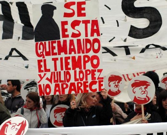 En La Plata marcharon escuchando la declaración de López, cuando detalló los vejámenes que sufrió en los centros clandestinos.