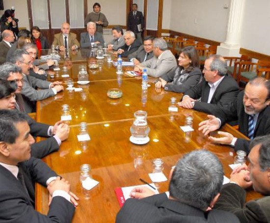 Al mediodía, Sapag recibió en el Salón de Acuerdos a jefes comunales de partidos de la oposición.