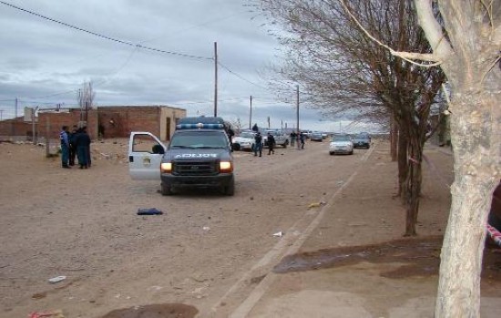 El tiroteo se produjo frente a la casa de la madre de la vctima fatal. Ahora, investigan a los policas.