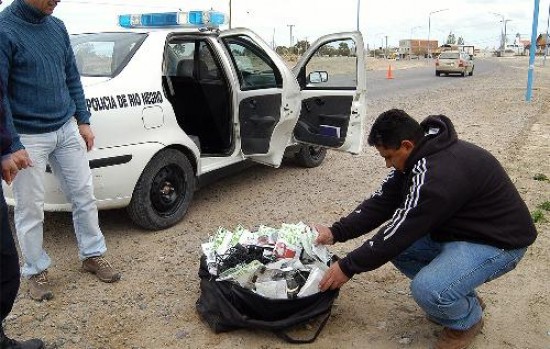 Los policías lograron la detención y secuestraron elementos que el sospechoso llevaba en un bolso de mano.