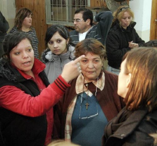 Las mujeres retuvieron por unas horas a la referente del rea Social, Juliana Alzogaray.