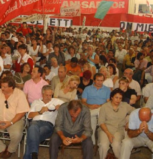 Militantes y dirigentes debaten en Viedma.