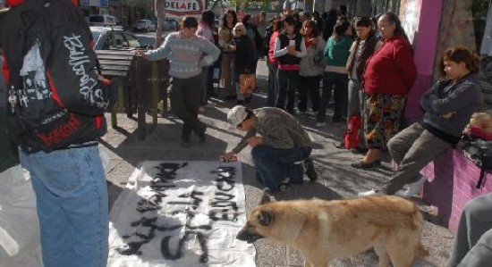 La comunidad educativa salió a las calles de Roca a reclamar que se preserven las tierras de la ex Emeta.