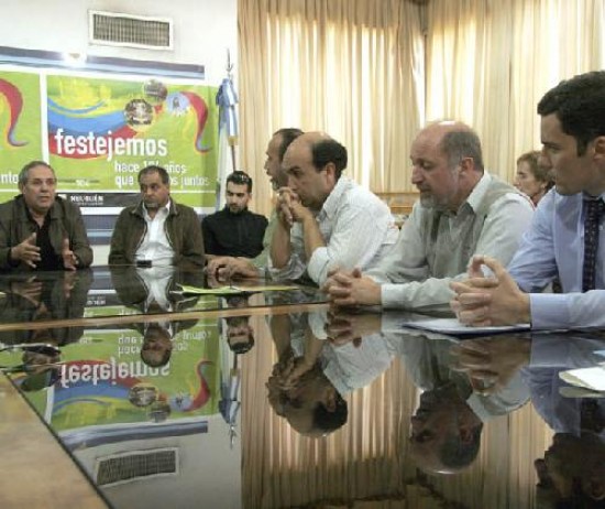En la reunión con los vecinos estuvo presente el intendente Martín Farizano.