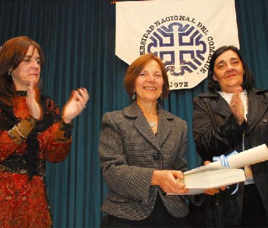 Di Tullio, flanqueada por Beatriz Gentile y la rectora de la UNC, Teresa Vega.