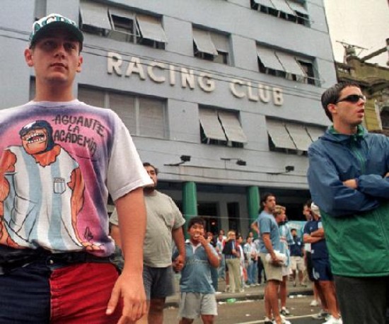 Racing Club le reclama a Blanquiceleste 42 millones de pesos.