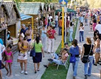 Los estudiantes disfrutaron al aire libre y expusieron sus trabajos en Bariloche. La fiesta por elDa del Estudiante comenz el viernes en Mariano Moreno y cerrar hoy. El buen clima ya reuni a muchos visitantes en Las Grutas.