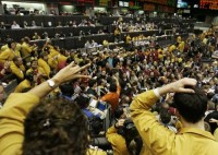 Con la crisis mundial, los economistas criollos hablan de "manejarse con agenda propia y apuntan a fortalecer la produccin nacional".
