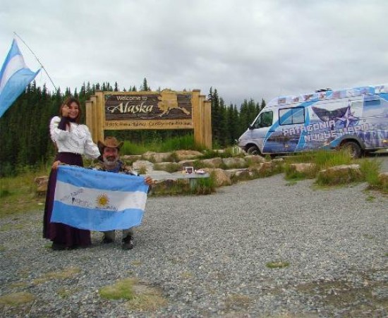 Una meta cumplida: la llegada al estado de Alaska fue celebrada por Claudia y Ariel, con la Van de fondo que aguant la exigencia.