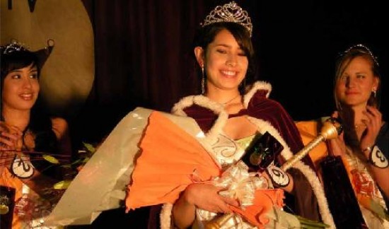 Jessica Muñoz, de Allen, es la nueva reina provincial. La acompañan Vanesa Rojas y Tania Alekotte.