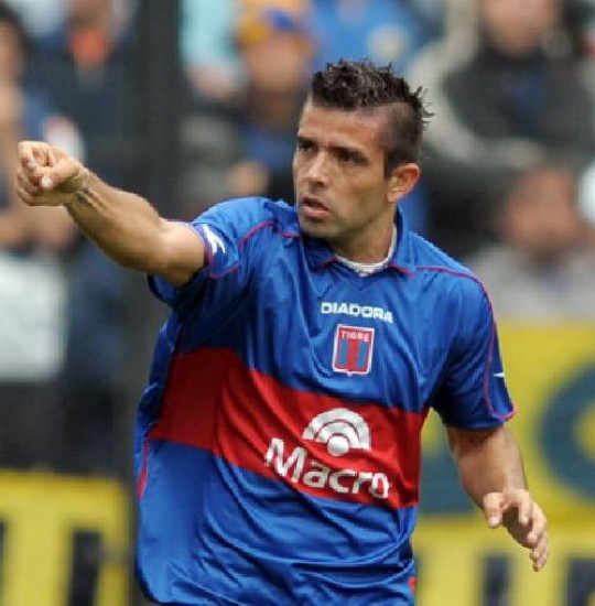 En 2006, Morel jugaba en el Argentino B.