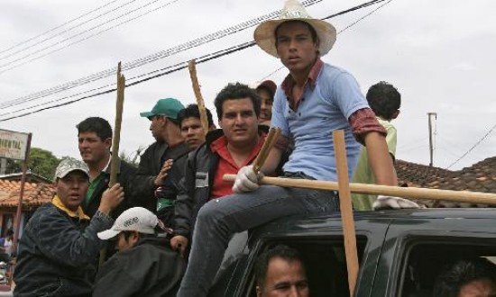 Santa Cruz de la Sierra recibió ayer movilizaciones de campesinos que presionan contra la declaración de autonomía de su prefecto.