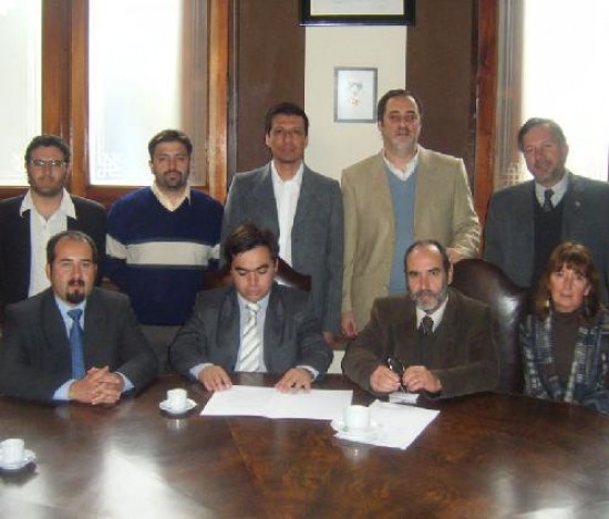 El intendente de la localidad, David Bravo, firm el convenio en La Plata. 