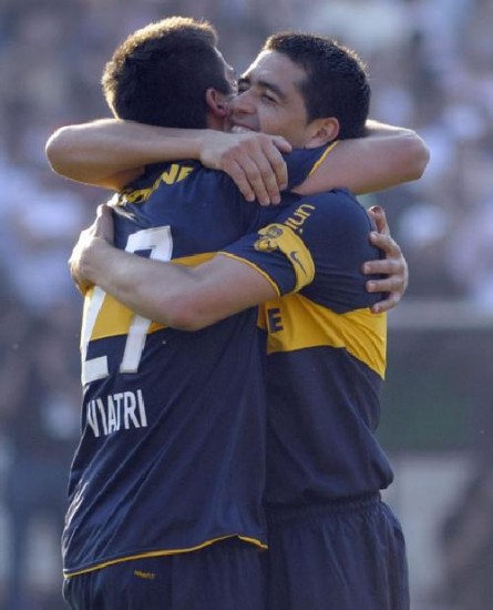 Pibes bien acompaados. Riquelme abraza al goleador de la tarde. 