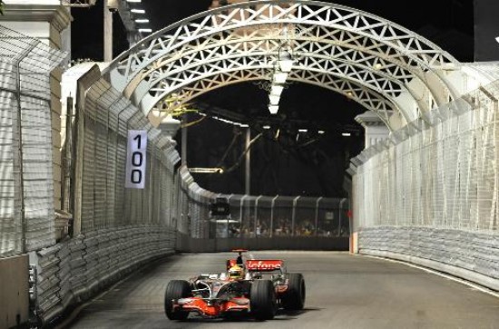 Lewis anduvo rápido en el callejero de Singapur, demostrando que su McLaren está para ser de nuevo candidato al triunfo.