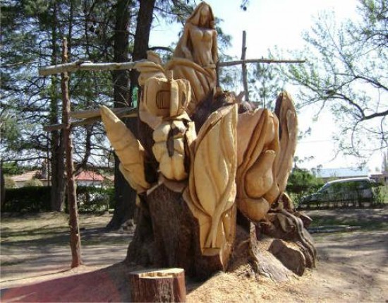 El grupo escultórico, de gran tamaño, responde a un estilo de trabajo en la madera que caracteriza a Francisco Acosta.