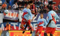 Por arriba. Silvera le gan en el aire a Matelln y su cabezazo se tradujo en el primer gol de San Lorenzo.
