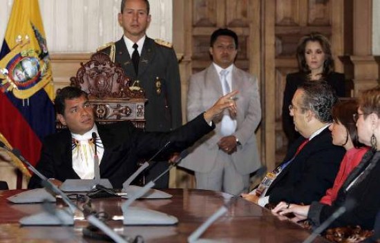 "Esta es una elección histórica", reiteró Correa ante temores de que él instaure un sistema autoritario con amplios poderes presidenciales