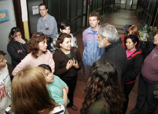  Las madres discuten con funcionarios cuando intentaban desalojar-las. 