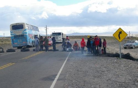 No ceden en la protesta. Los manifestantes profundizaron la medida anoche con el corte de la Ruta 14 en Mariano Moreno.