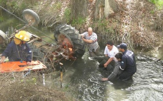 El tractorista estuvo casi completamente sumergido en el agua hasta que pudieron levantar la máquina.
