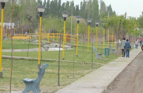 Las nuevas luminarias en el paseo El Canalito, será una de las obras que se inaugurarán en Cervantes por su aniversario.