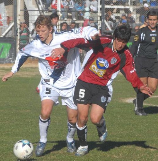 Julio Ibáñez transitará por el carril izquierdo del albinegro.