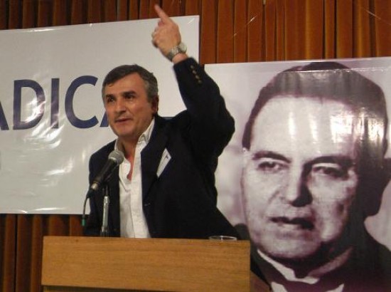 La dirigencia del partido, que encabeza Morales, encuentra una fuerte oposición en los sectores alfonsinistas.