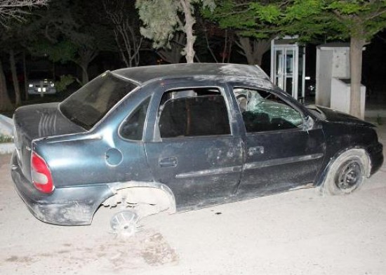 El jovencito que conducía el automóvil Corsa que volcó resultó gravemente herido y murió poco después en el hospital viedmense.