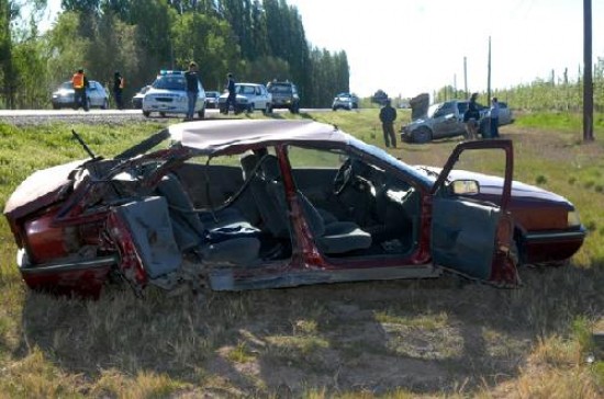 Los dos autos sufrieron serios daos. Intervino personal de la Divisin de Seguri-dad Vial.