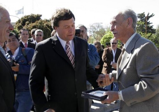 Homenajes y anuncios abundaron en el festejo formal del cumpleaos de la ciudad. Estuvo Saiz junto al intendente Weretilneck. El domingo la fiesta grande.