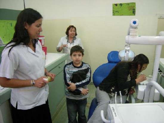 En el hospital y en las escuelas, odontlogos hicieron prevencin.