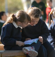 En el aula algunos y al aire libre otros, todos disfrutaron de los cuentos en el Sexto Maratn de Lectura. En Jacobacci, el escritor Elas Chucair comparti la jornada de lectura con alumnos. En Roca, los chicos del primario aprovecharon el da y leyeron en la Plaza San Martn. 